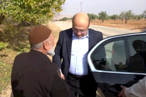 Başkanın yolunu kesip çay ikram etti