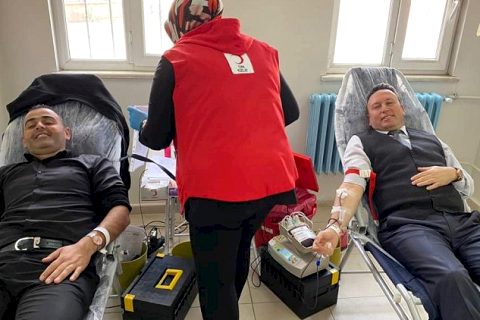 Öğretmen ve mahalle sakinlerinden kan bağışı