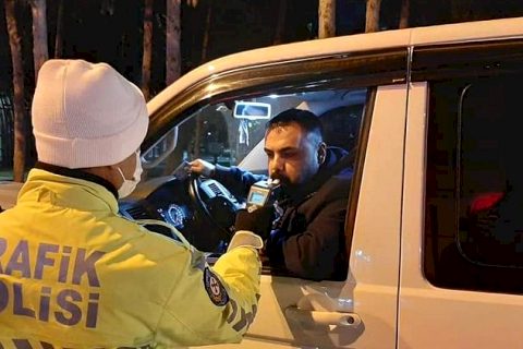 Nizip'te denetim yapan polisler sürücülerin yeni yılını kutladı