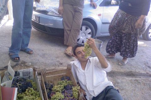 ÜZÜM ÖYLE Mİ YENİR 
