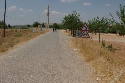 YARIMTEPE KOY GİRİŞİ 