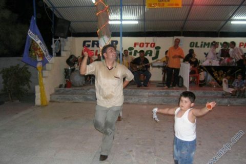 Dünya Yansa Yine de Oynarlar 