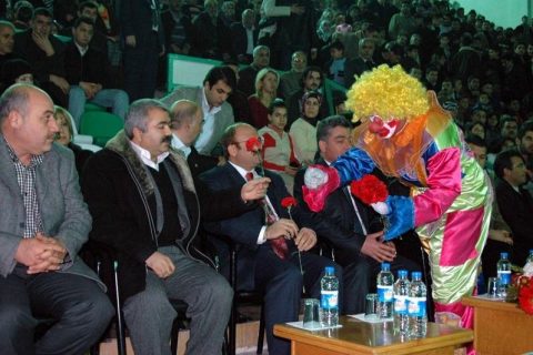 Palyaçodan Başkana Çiçek 