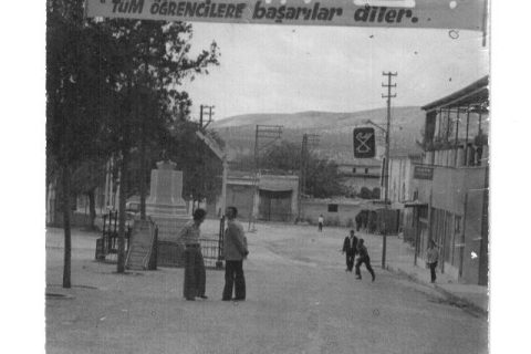 1975 yılınına ait siyah beyaz resim. 