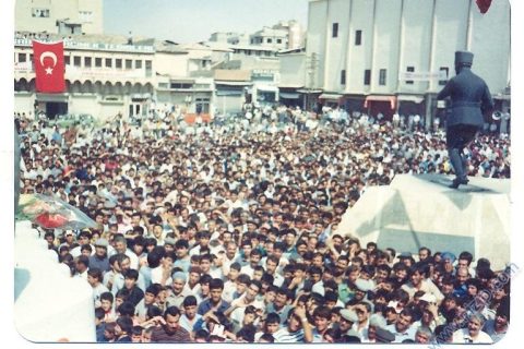 TURGUT ÖZAL NİZİP'TE KONUŞMA YAPIYOR 