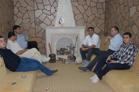 Nrt Şark Odasında Mırra İçerken 