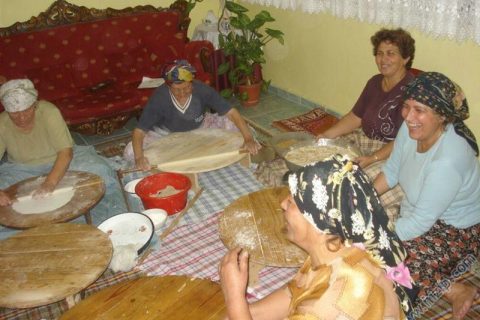 ekmek yapan nizip li teyzelerimiz 