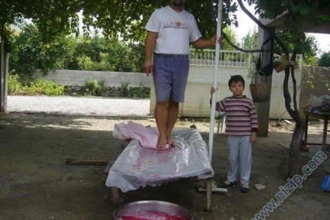 Nar ekşisi Yapımı 1 ezme işlemi 