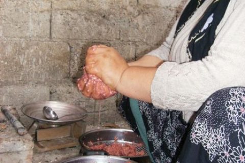 Nar ekşisi Yapımı 1 sıkma işlemi 