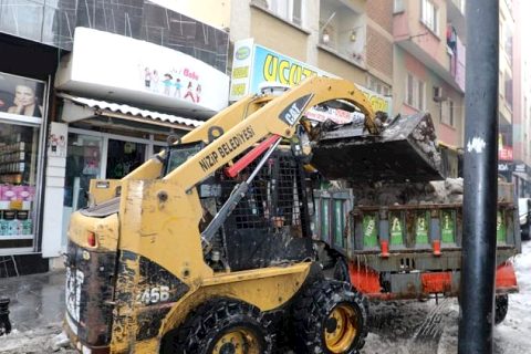 Nizip’te biriken karlar temizleniliyor.
