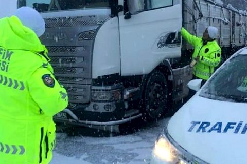 Nizip'te Bölge trafik ekipleri sürücülere kumanya dağıttı