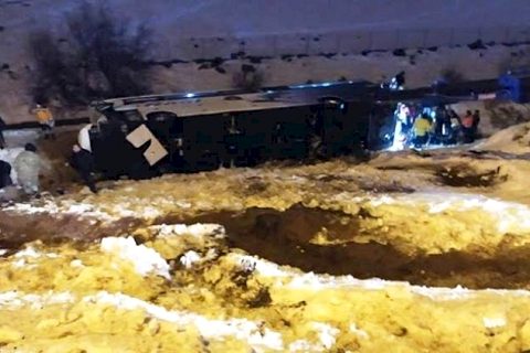 Tırla çarpışan yolcu otobüsü şarampole devrildi!