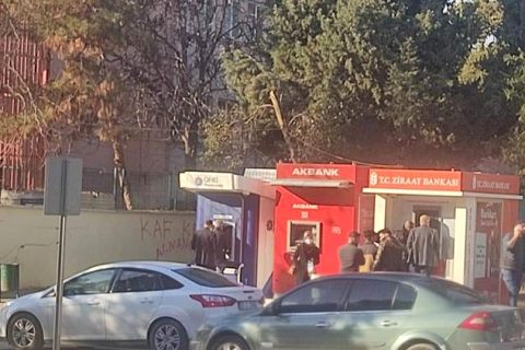 Bankamatik önünde trafik tıkanıyor