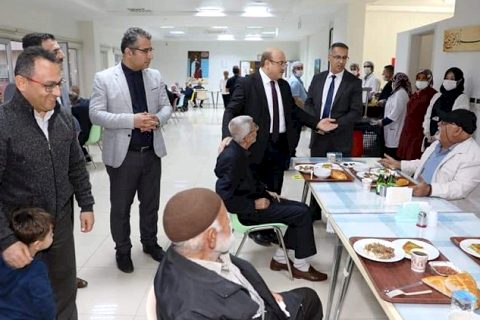 Yöneticiler Huzur Evinde iftar yaptı