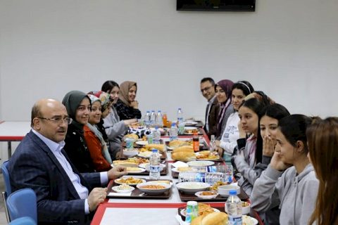Çağlar ve Sarı öğrencilerle iftarda buluştu