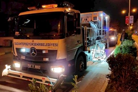 Belediye ekipleri gece mesaisinde