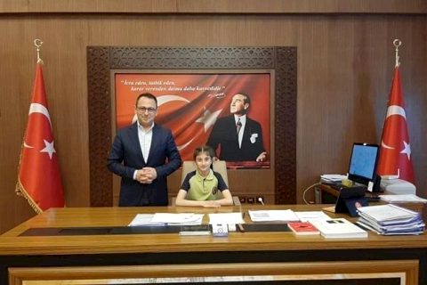 Kaymakam Çağlar, öğrencilerle tek tek ilgilendi