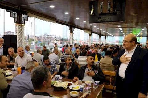 Hizmet İş Sendikası üyelerine iftar yemeği verdi