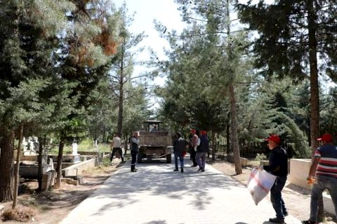 Nizip Belediyesi’nden bayram öncesi mezarlık temizliği