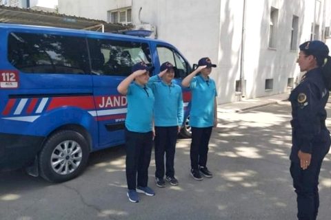 Şehit çocuklarından *jandarmaya anlamlı ziyaret
