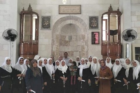 Kur'an kursu öğrencilerinin mezuniyet sevinci