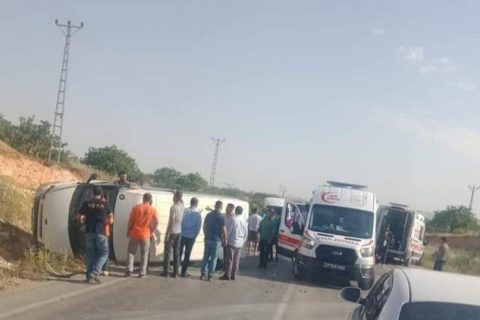 Hatalı sollama kaza getirdi! Çok sayıda yaralı var..