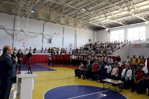 Büyükşehir Belediyesi’nden Nizip Spor Lisesi öğrencilerine malzeme desteği