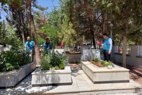 Denetimli serbestlik personelleri şehitliğe karanfil bıraktı