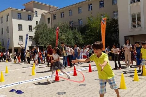 Bu Okul, Başka Okul 