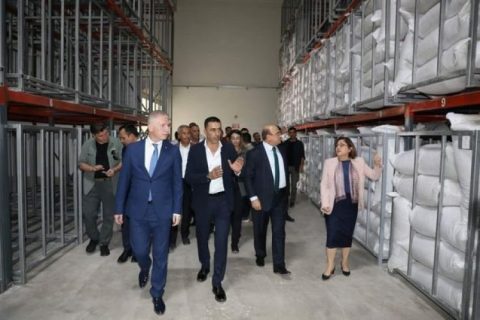 Gaziantep Valisi Gül, Zerovasa Lidaş Antep Fıstığı Lisanslı Deposu'nda incelemelerde 