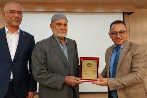 35 yılını duayen esnaflara plaket