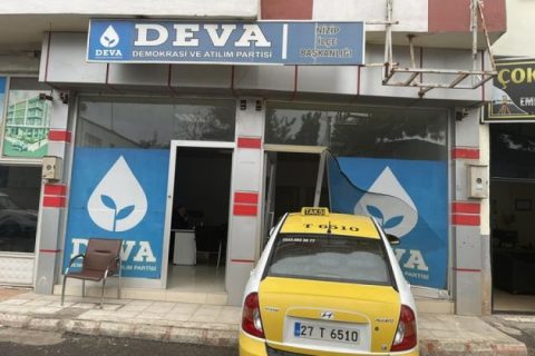 Nizip'te taksi siyasi parti binasına girdi