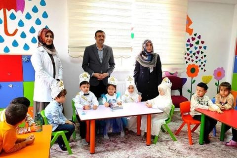 Minik öğrencilere taç giyme merasimi 