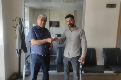 Kaymakamlık personeli yolda bulduğu parayı sahibine teslim etti