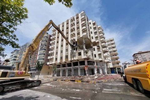 Ağır hasarlı binaların yıkımı devam ediyor