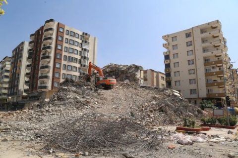 Ağır hasarlı yapıların yıkımı sürüyor