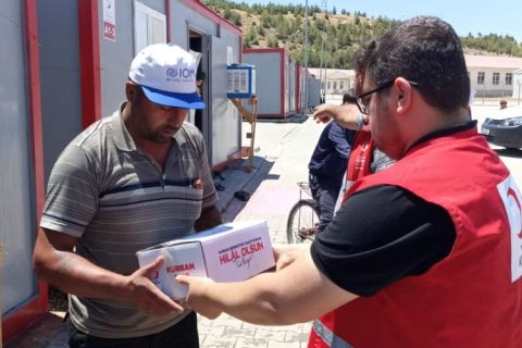 Kızılay'dan depremzedelere yardım