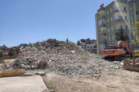 Ağır hasarlı yapıların yıkımı sürüyor