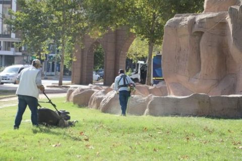 Nizip Belediyesi Park ve Bahçeler Müdürlüğüne bağlı ekipler, park ve yeşil alanlarda 
