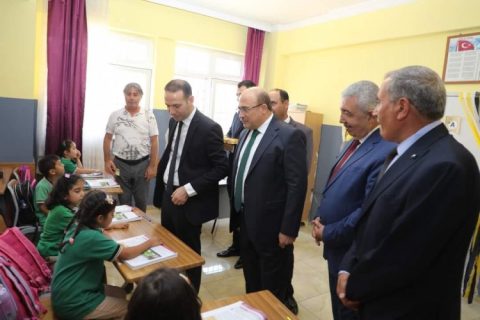 Belediye Başkanı Sarı, eğitimin ilk gününde öğrencilerle bir araya geldi