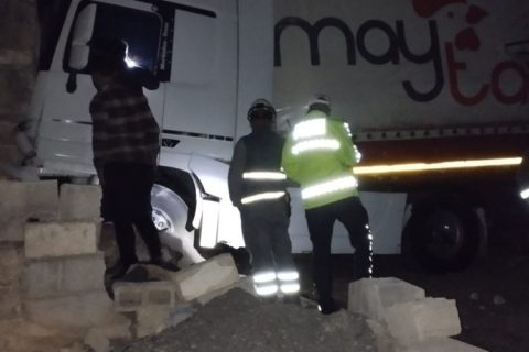 Freni boşalan tır evin içine girdi