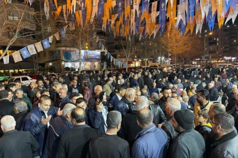 Vatandaşlar Akdoğan’ı yalnız bırakmıyor