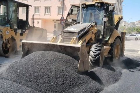 Belediye ekipleri bozulan yolları asfaltla yeniliyor