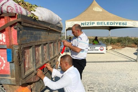 Nizip Belediyesi traktör kazalarının önüne geçmek için reflektör dağıttı