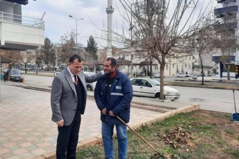 Doğan, sahadaki personelleriyle bir arada