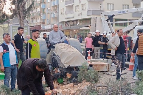 Nizip’te Servis Minibüsü ile Traktör Çarpıştı: Facianın Eşiğinden Dönüldü