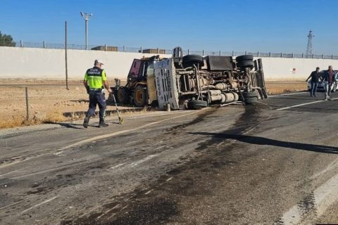 GASKİ’ye Ait Hizmet Aracı Karkamış’ta Kaza Yaptı: İki Kişi Yaralandı