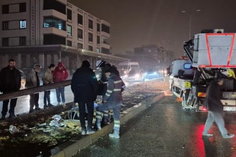 Nizip’te Feci Kaza: Otomobil Direğe Çarpıp Devrildi, 2 Yaralı