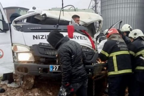 D400 Karayolu Sekili Kavşağı’nda Zincirleme Trafik Kazası: Belediye Kamyonunun da Kar