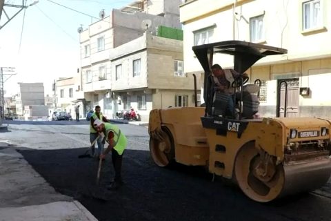 Nizip Belediyesi sahada, yollar yenileniyor